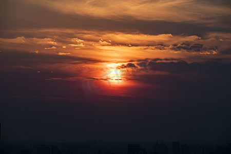 层次城市摄影照片_落日傍晚太阳太阳日落摄影图配图
