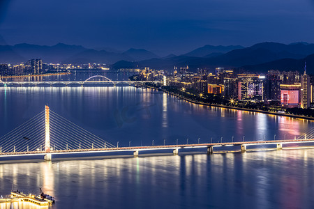 浙江夜景摄影照片_钱塘江蓝调晚上钱塘江杭州钱塘江摄影图配图