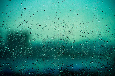 夏天雨季风光白昼窗户上的雨珠室内雨滴敲打玻璃摄影图配图
