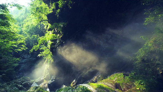 阳光摄影照片_实拍唯美绿色山间阳光风景