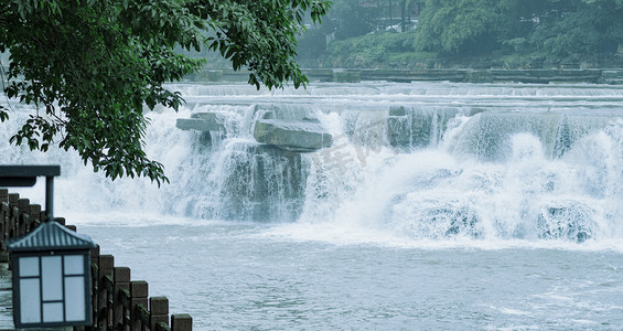 城市瀑布风景摄影图夏季中午瀑布城市瀑布水充摄影图配图