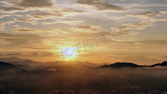 椰树太阳伞摄影照片_航拍日落晚霞天空风景