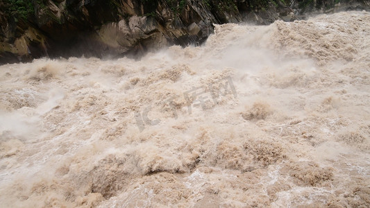 云南虎跳峡摄影照片_云南香格里拉湍急的江水摄影图