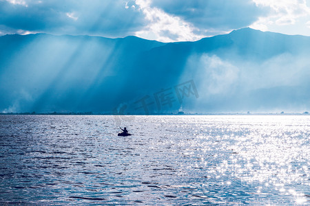 湖光山色湖边照耀摄影图配图
