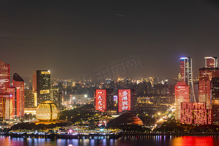 千秋伟业百年风华摄影照片_香港回归晚上灯光秀钱江新城灯光秀摄影图配图