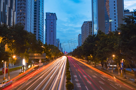 路口右转摄影照片_车轨晚上延时城市慢门摄影图配图