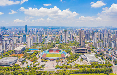 中鱼图摄影照片_城市中午广西柳州马鹿山公园城市风光航拍公园无人机摄影图配图