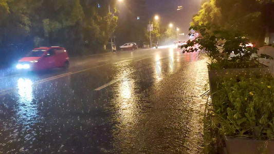 大雨中马路上行驶的车辆