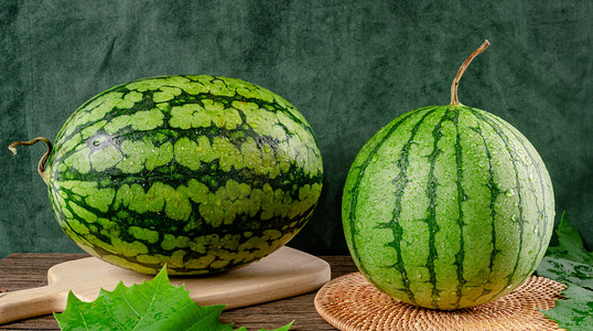 一盘西瓜在桌子上防暑水果夏日美食夏季西瓜木桌摆放摄影图配图夏天