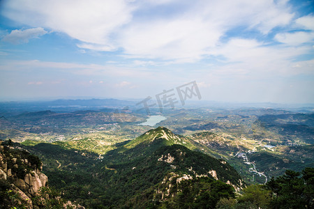 巍峨摄影照片_风景白天大山山里蓝天下摄影图配图