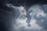 夏天自然风光白昼乌云密布户外天空乌云滚滚摄影图配图