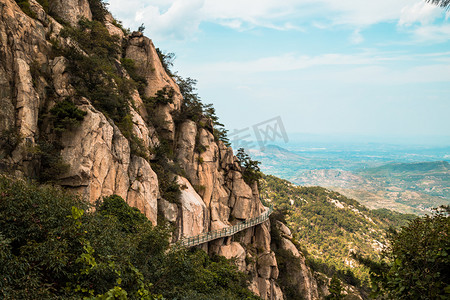 山里小路摄影照片_风景白日山体山里巍峨摄影图配图