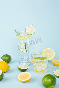 饮品白天柠檬蓝色背景清新摄影图配图