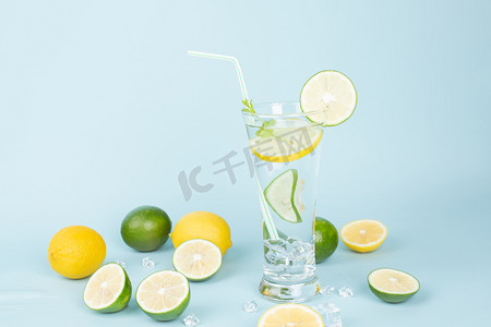 饮品夏天柠檬水蓝色背景新鲜摄影图配图