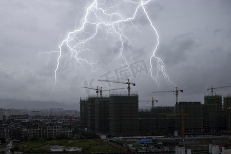 郑州口岸摄影照片_工地打雷风景白天雷雨天气室外风景实拍摄影图配图