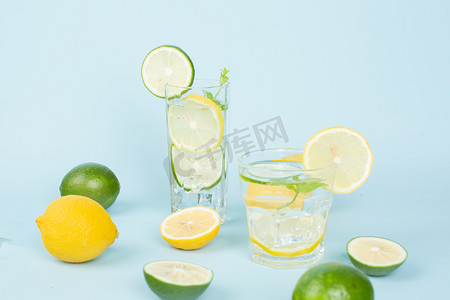 冰饮白天柠檬蓝色背景清新摄影图配图