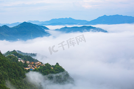 山峰云海摄影照片_云海村庄山峰风景夏天云海村落户外高视角摄影图配图