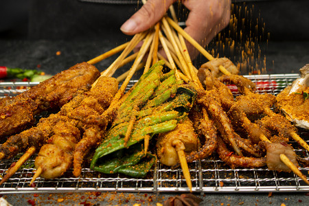 美食海报餐厅宣传摄影照片_烧烤美食夜晚厨师做烧烤厨房小吃摆拍摄影图配图