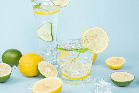 饮品白天柠檬水蓝色背景解渴摄影图配图