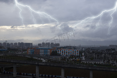 义乌城市摄影照片_暴雨天气白天闪电交加室外风景实拍摄影图配图