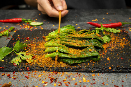 串辣椒摄影照片_烧烤小吃夜晚韭菜烧烤厨房小吃摆拍摄影图配图