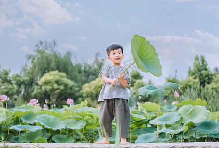 人物形象夏天儿童荷塘手拿荷叶摄影图配图