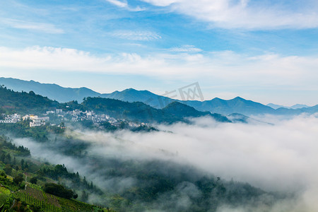 迷雾萝莉摄影照片_坡山云海村落风景夏天云海村落户外高视角摄影图配图