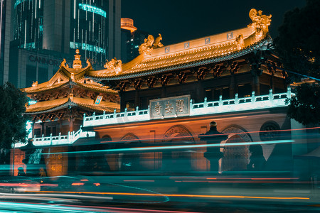 南京地标性建筑摄影照片_城市夜晚静安寺正门灯光摄影图配图