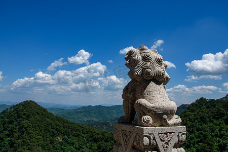 千山摄影照片_千山5A景区夏季大佛寺石狮子远望摄影图配图