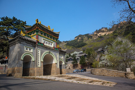 辽宁千山春季中会寺寺门旅游摄影图配图