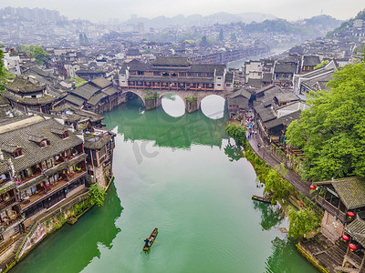 凤凰眼珠摄影照片_湖南凤凰古城江边摄影图配图