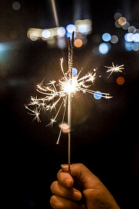 情人节除夕春节摄影照片_情人节春节烟花棒傍晚抓拍摄影图配图