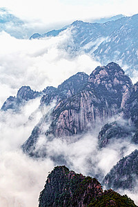 凌晨摄影照片_旅游凌晨山峰山区漂动摄影图配图