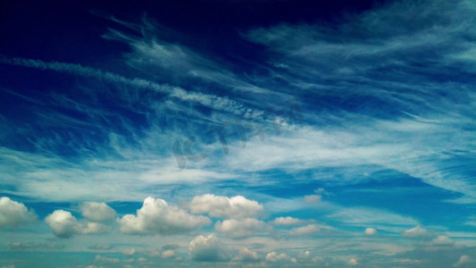 天空流云摄影照片_秋日里的蓝天白云