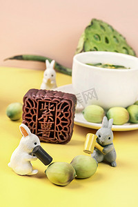 兔子月饼摄影照片_中秋节兔子剥莲子月饼食材场景摄影图配图