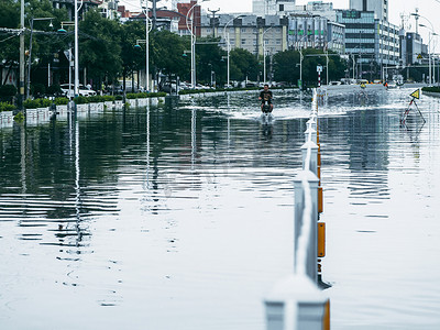 大雨水摄影照片_被淹的城市白天城市街道被雨水淹没摄影图配图