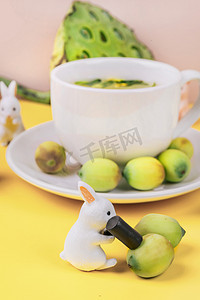 莲子茶摄影照片_夏天食材小兔敲打莲子创意摄影图配图