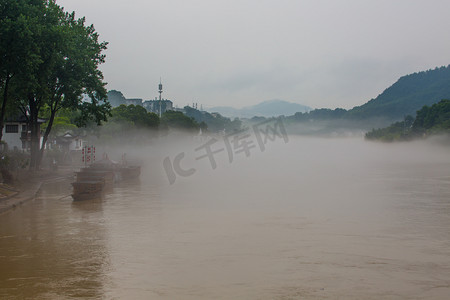 梅雨季节涨水图片梅雨季节洪水涨水户外平视角摄影图配图