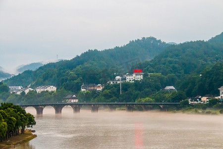 河流涨水图片傍晚河流洪水户外无摄影图配图