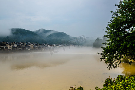 暴雨摄影照片_河流涨水洪水照片梅雨季节河流洪水户外高视角摄影图配图