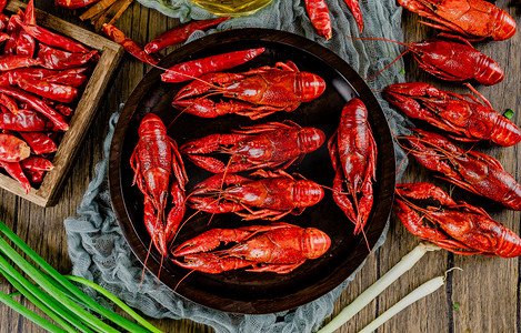 夏天美食夜晚新鲜美味麻辣小龙虾室内俯拍摄影图配图