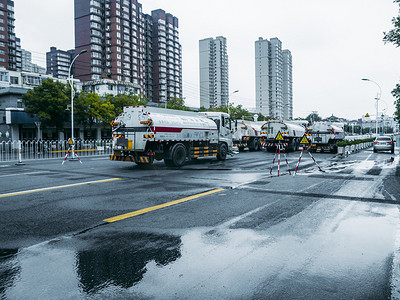 城市大雨白天救援车马路上等待救援摄影图配图