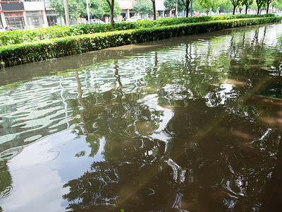 台风摄影照片_被淹的城市白天城市街道被雨水积水淹没摄影图配图