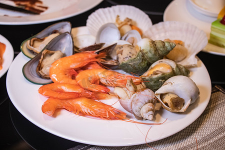 虾肉美食摄影照片_美食中午一盘自助海鲜美食自助餐用餐摄影图配图