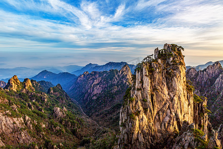 山峰山脉摄影照片_夏季旅游清晨山峰山区漂动摄影图配图