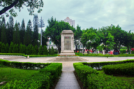 红色基地摄影照片_广州十九路军淞泸抗战烈士陵园英雄纪念碑摄影图配图