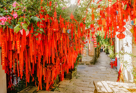 河许愿灯摄影照片_文艺清新许愿树祈福七夕摄影图配图