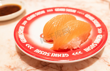 三文鱼寿司日式料理美食摄影图配图