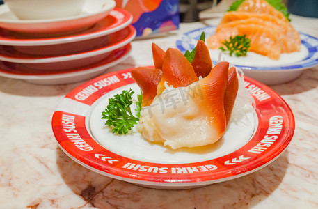 北极哨所摄影照片_日料寿司刺身北极贝美食摄影图配图