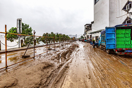 防洪摄影照片_水灾中午房屋山城流动摄影图配图